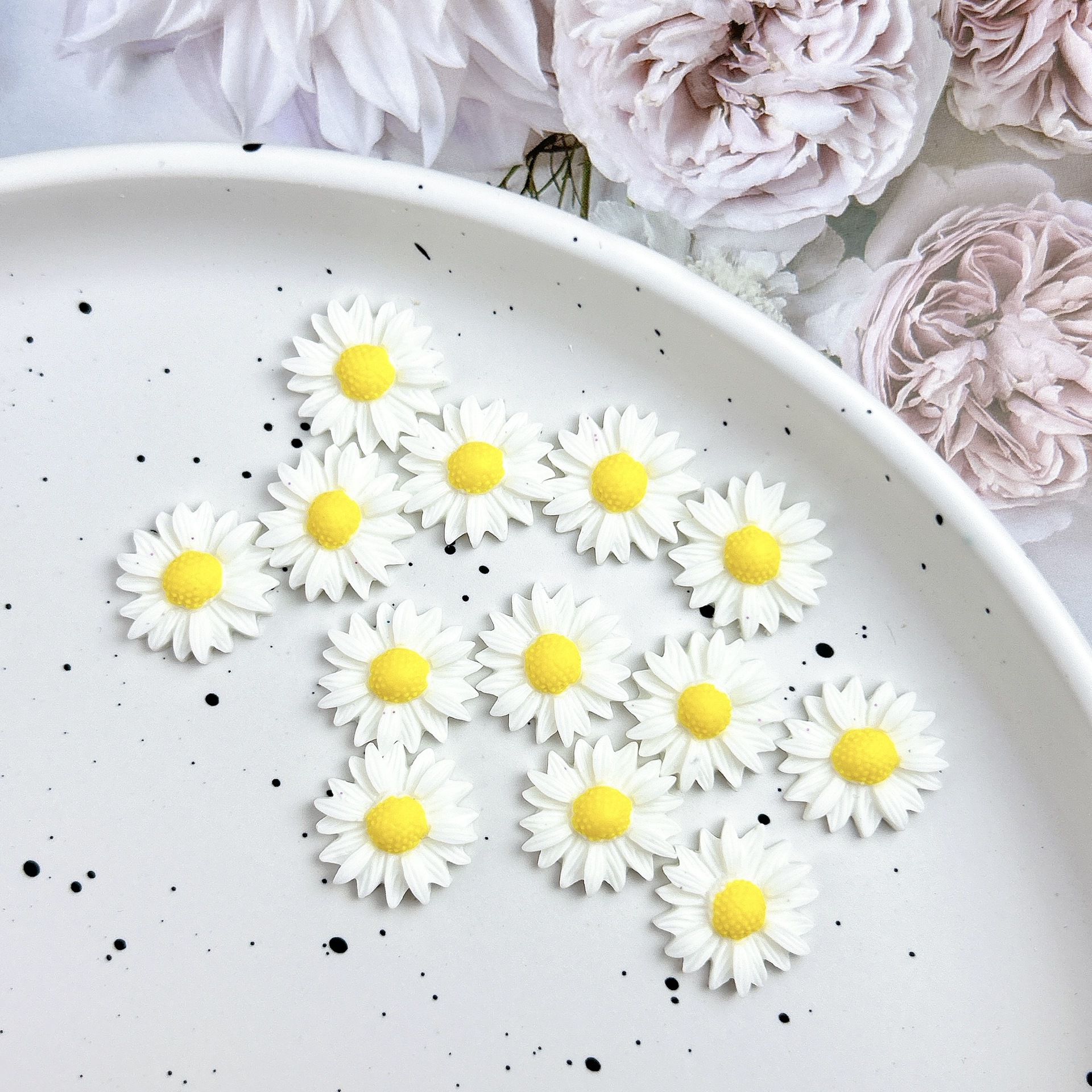Relieve de primavera pequeña margarita pegatinas de uñas tamaño de óleo tridimensional flor blanca decoración de uñas al por mayor