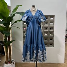 亚马逊夏季新品2025时髦旅游露背绑带重工刺绣V领茶歇长款连衣裙