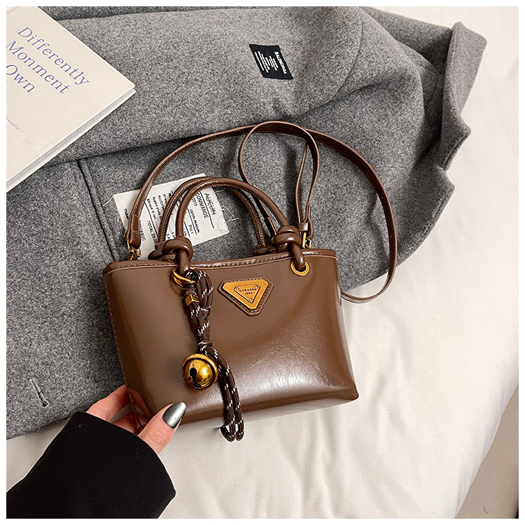 Autumn and winter fashion hand-held bucket bag for women, Korean retro and high-end style, versatile single-shoulder bag, 2024 niche casual women's bag undefined