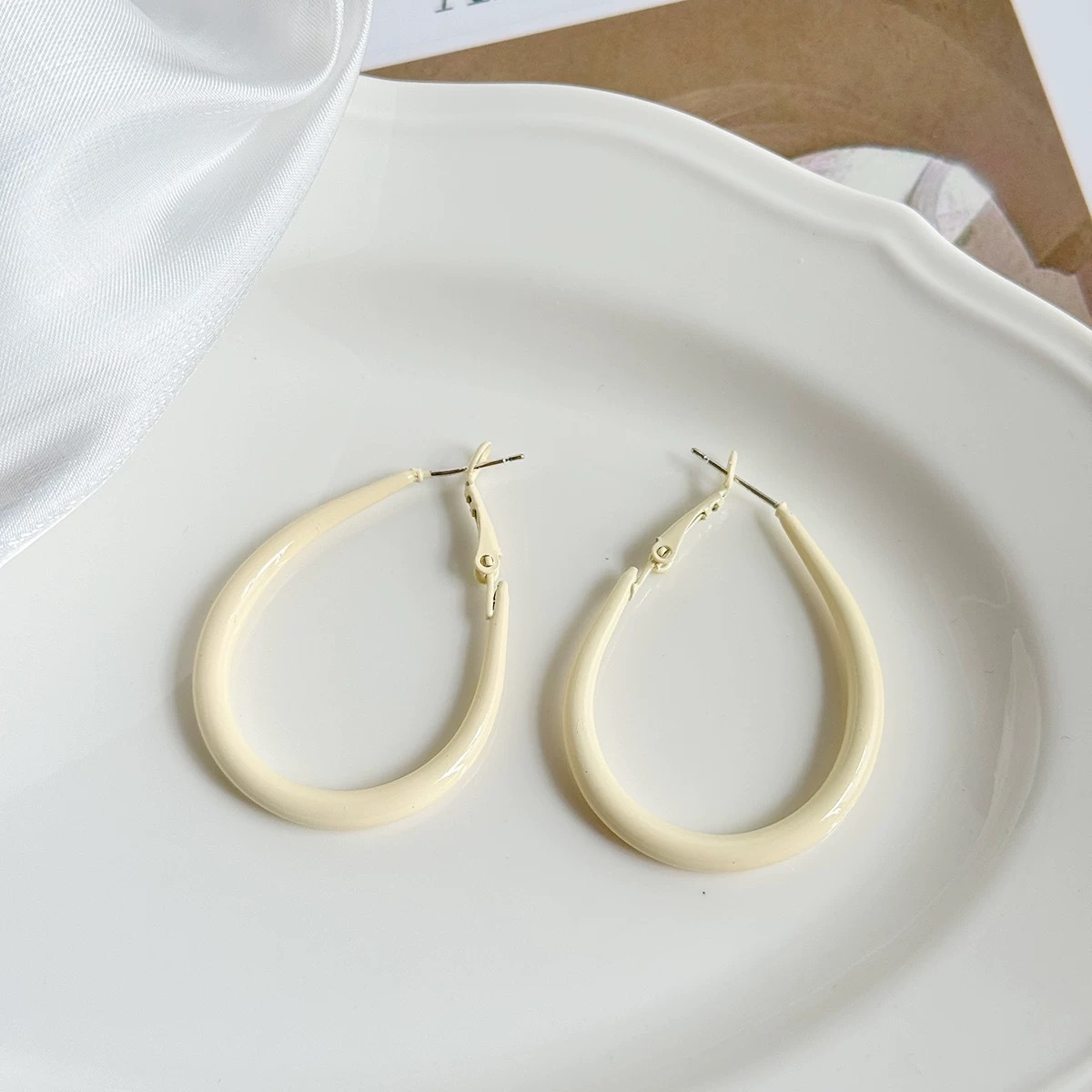 흰색 타원형 물방울