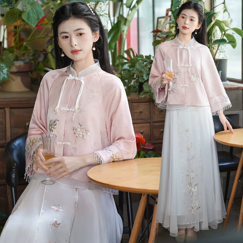 Фактический снимок нового костюма Тан в китайском стиле с воротником-стойкой, тяжелой вышивкой, жаккардовым топом на пуговицах в сочетании с традиционным китайским комплектом с вышивкой.