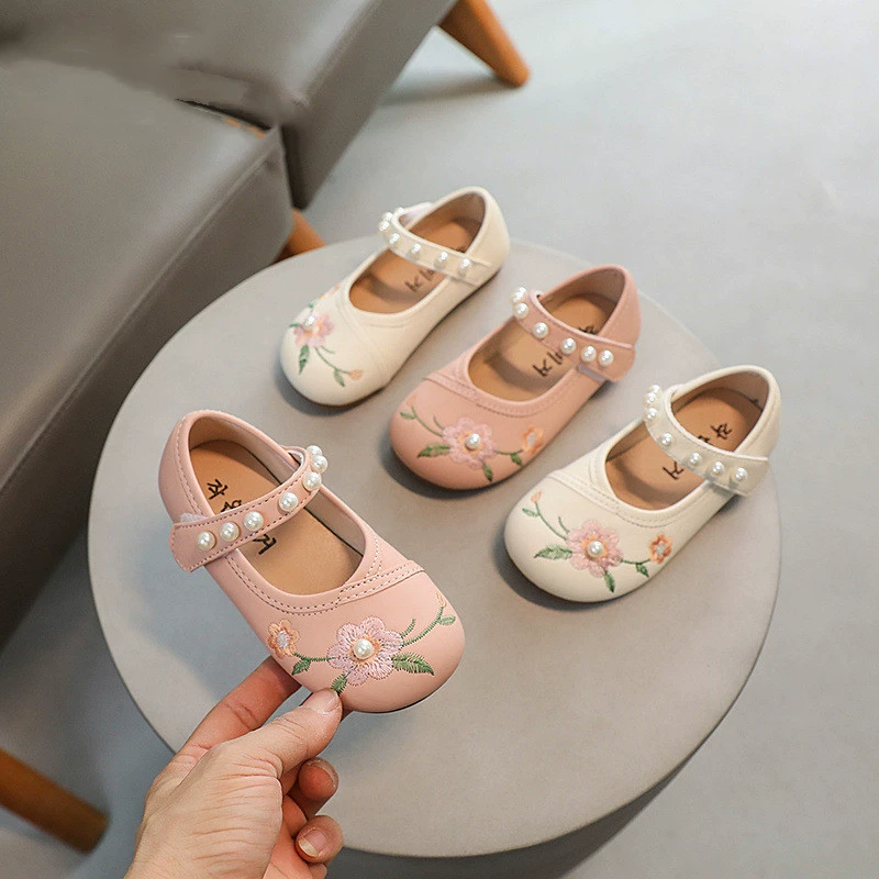 Детская кожаная обувь 2024 Весна в западном стиле, однотонная обувь для девочек с вышитым цветком и принцессой, милая кожаная обувь с жемчугом на мягкой подошве