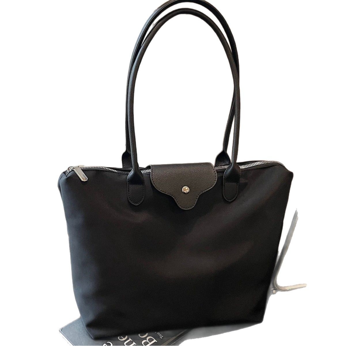 Nuevas bolsas ecológicas de gran capacidad en verano 2024 bolsas de moda de nylon simples bolsas de estilo de moda sin estilo y tirantes extraíbles