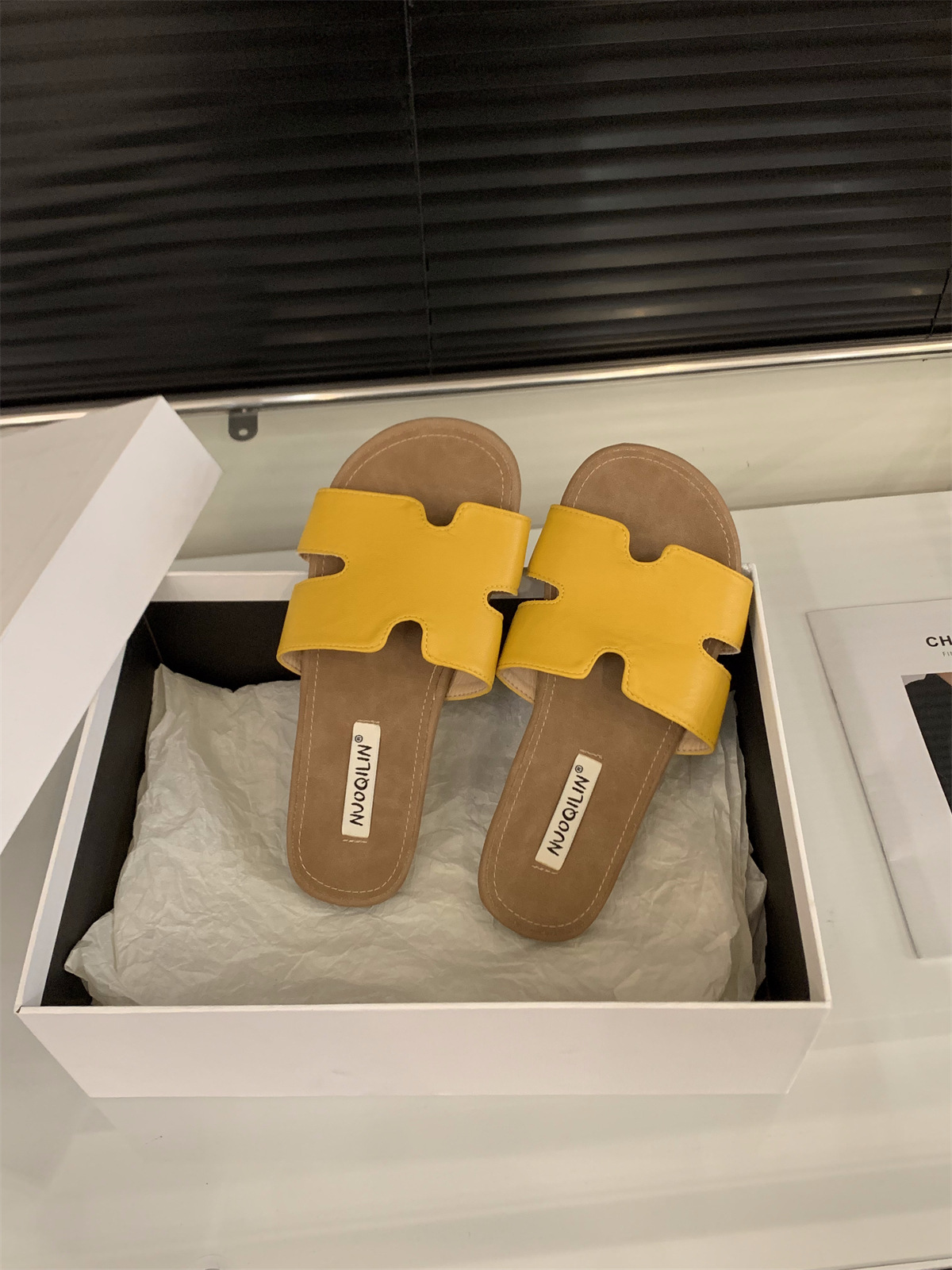 Sandalias y pantuflas francesas planas, zapatos de mujer, ropa exterior de moda 2025 nuevo verano con falda, sandalias de playa junto al mar