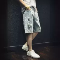 Новые рваные джинсовые шорты для мужчин, свободные и модные, подходят для верхней одежды, длиной пять точек, больших размеров, средней длины, модного летнего тонкого стиля.