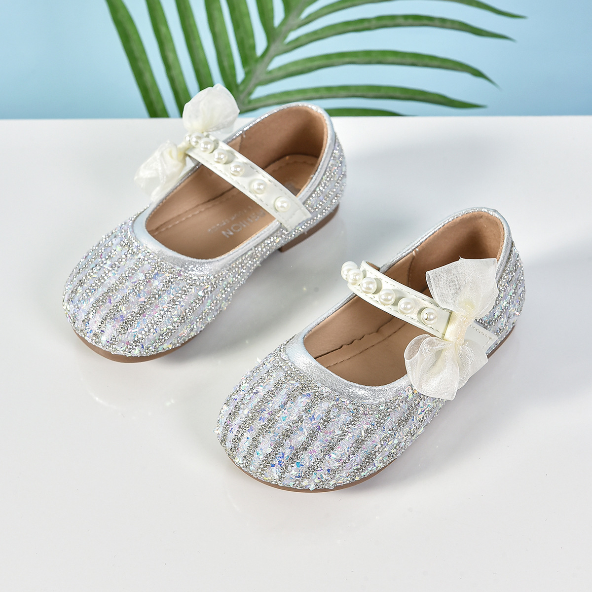 Zapatos de princesa de niñas 2026 primavera y otoño nuevos zapatos de cuero de arco plano para niños zapatos de cristal brillante con suela suave image 1