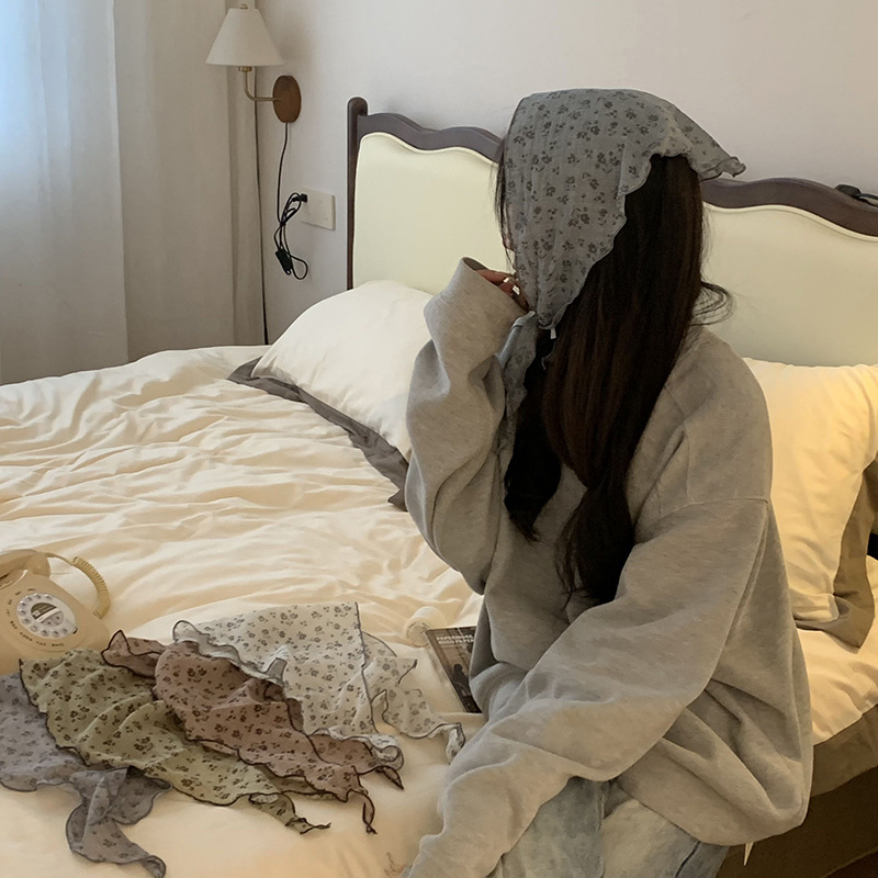 Bufandas triangulares cuello nuevo pañuelo para mujeres pastílico viento versátil de alto nivel sensación bufandas de flores trituradas bordes de media luna de punto correa de pelo