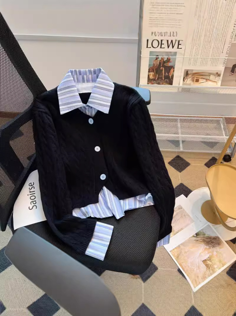 偽の2つのストライプのシャツはvネックのセーターの女性の秋冬のデザイン感をつなぎます。