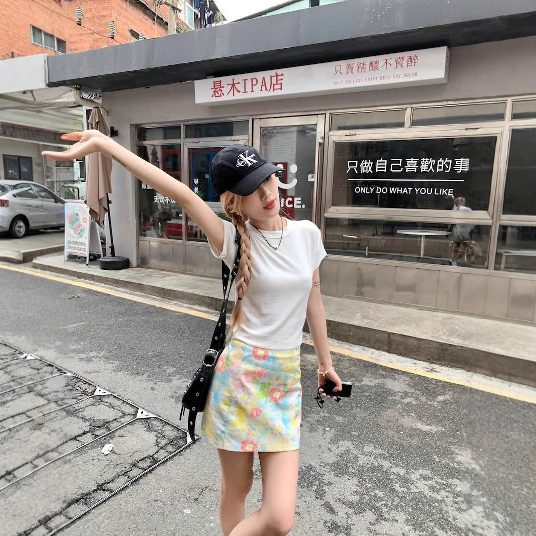 女性用小花柄スカート、夏用ハイウエストスリムAラインスカート、ニッチでシックな油絵スカート、ヒップカバースカート、万能ショートスカート