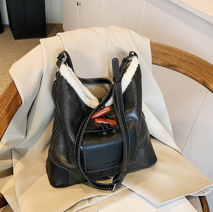 Bolsa de lana de cordero coreana debajo de la axila para mujeres 2025 nuevo estilo de bolsa de transporte de textura universal moda bolsa de transporte de mujer
