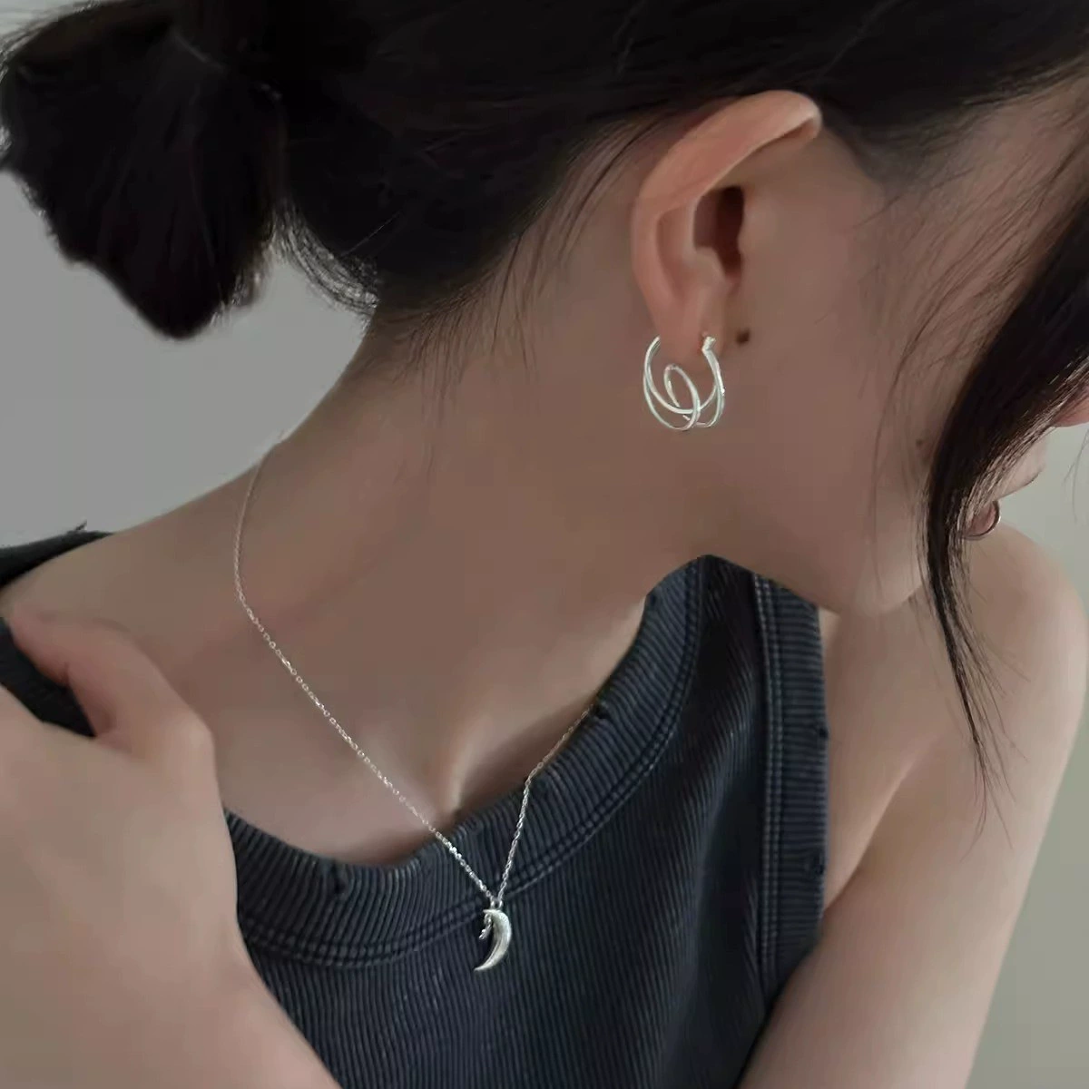 Дизайн модные серьги, легкая роскошь