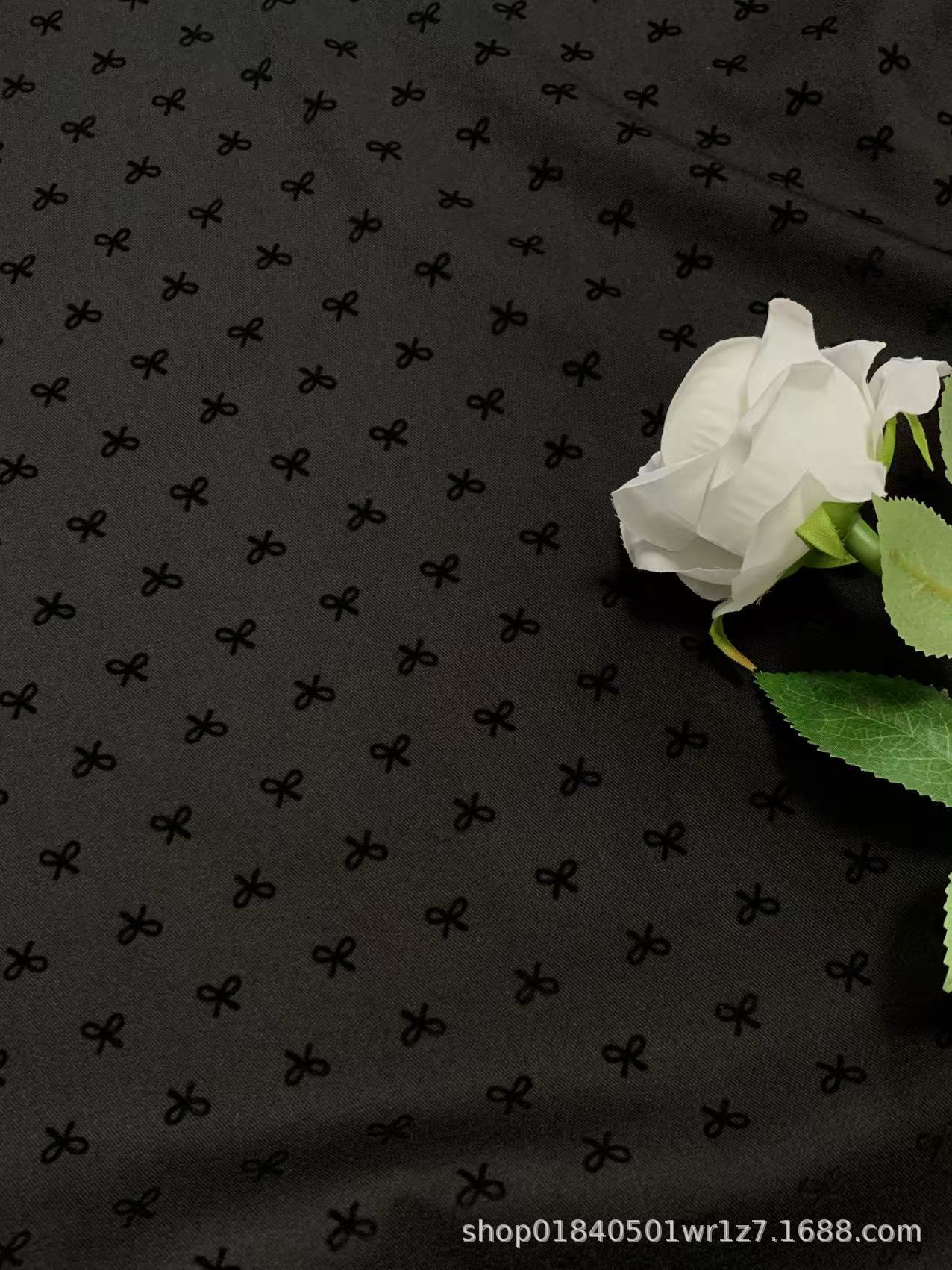 검은색 작은 활