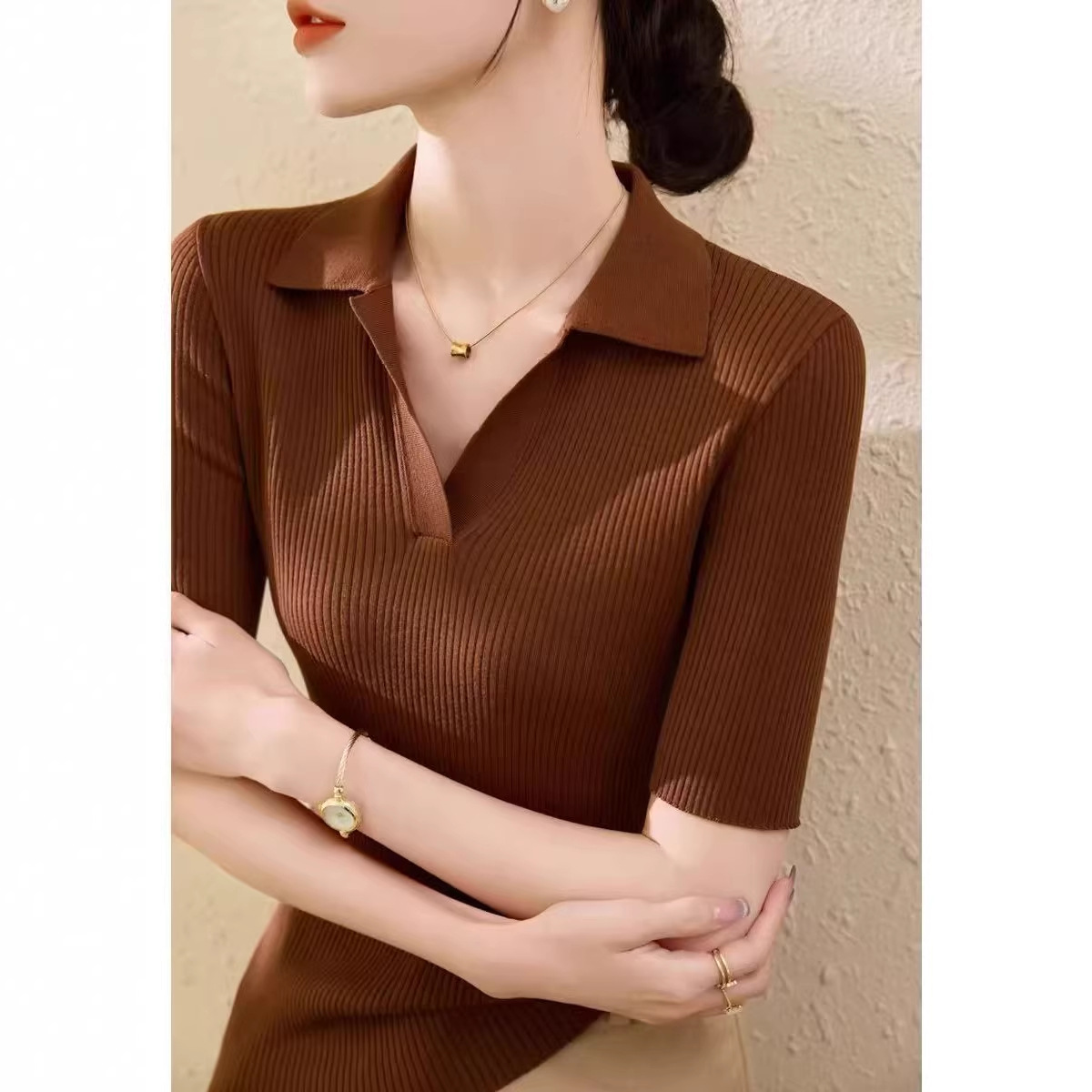 Áo thun polo nữ cổ chữ V dệt kim tay lỡ — màu nâu chi tiết 1