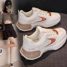 С��ЬŮ����p��ܛ���A��Ь�����¿��ļ��W��͸���\�����e�ϵ�Ь