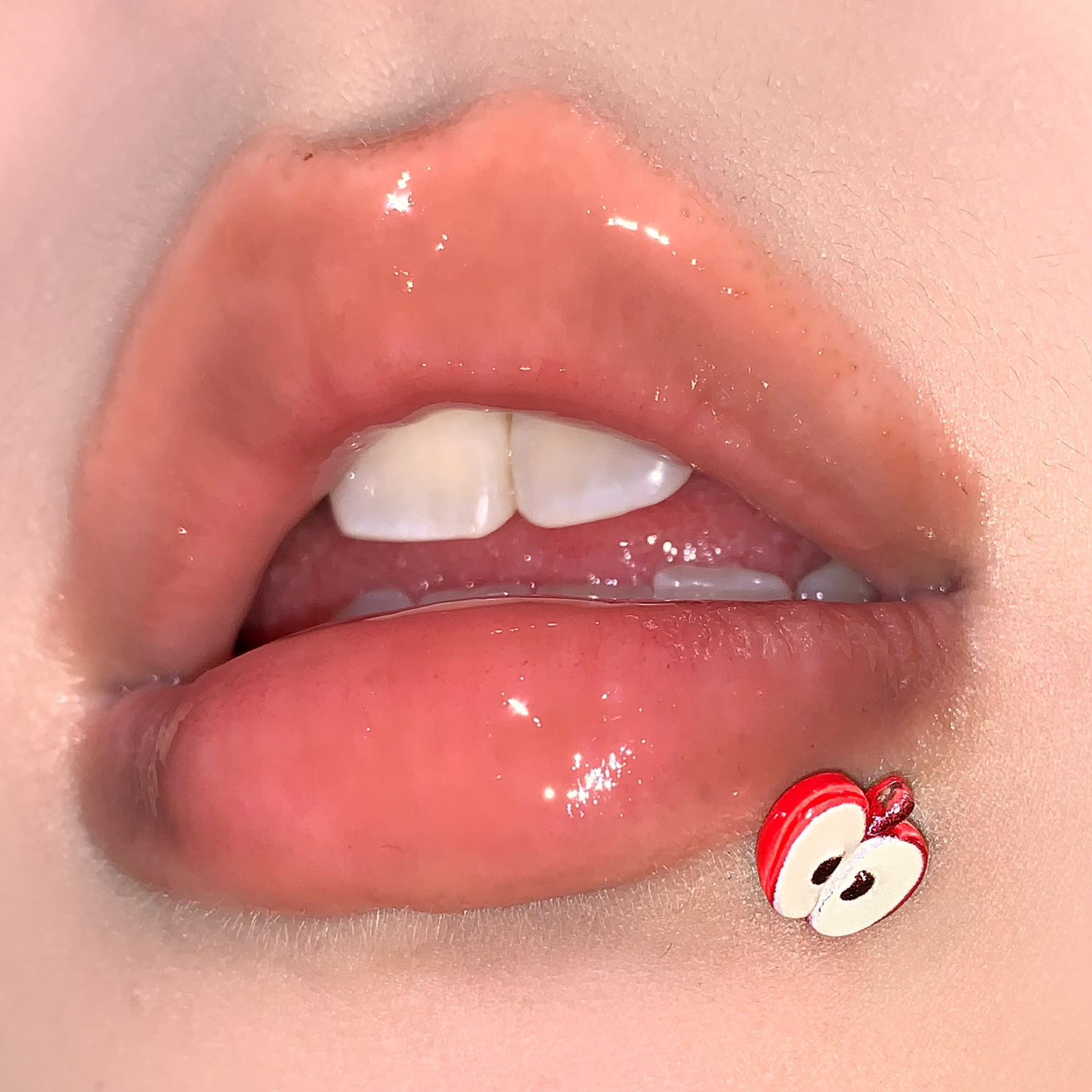 Silver pointed spike labret stud material detail