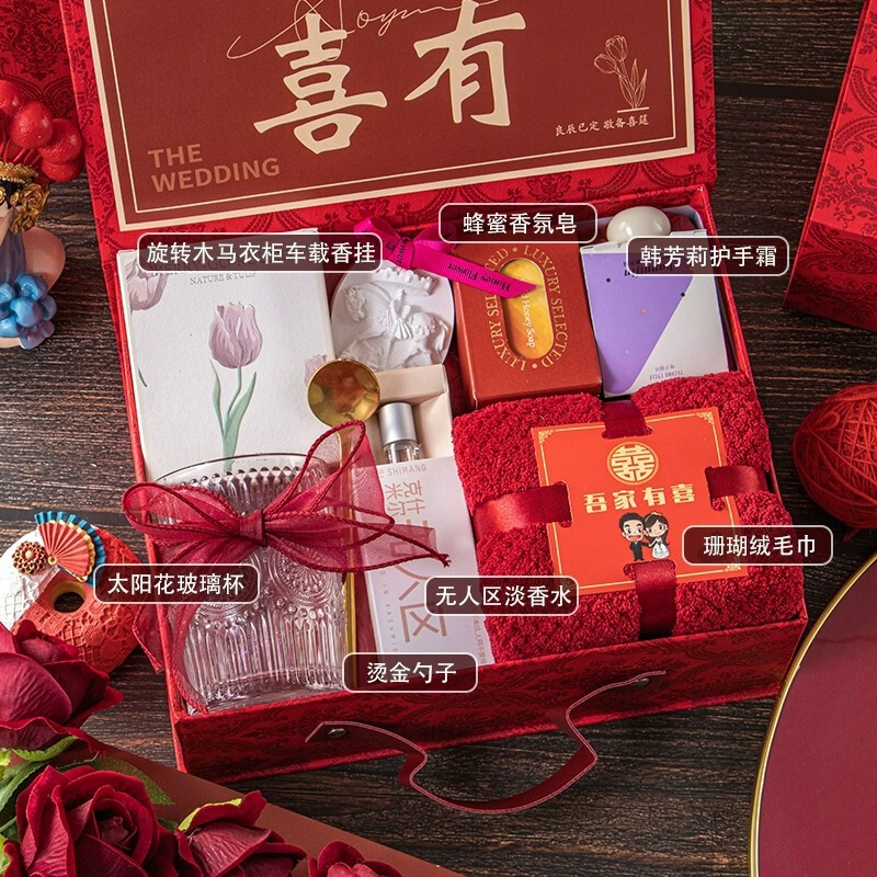 私の家族には結婚式の記念品、女性のブライズメイドへの実用的なギフト、結婚式の宴会のギフトボックス、ゲストへのローズギフトがあります。|undefined