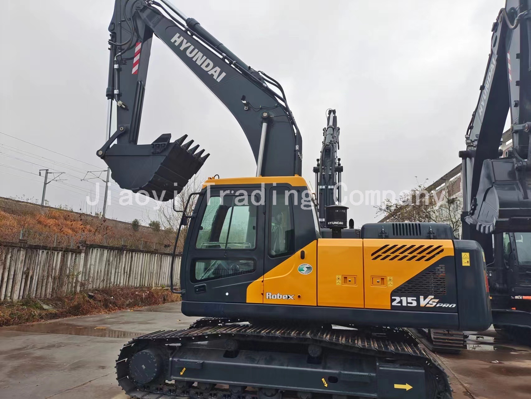 现代215挖掘机