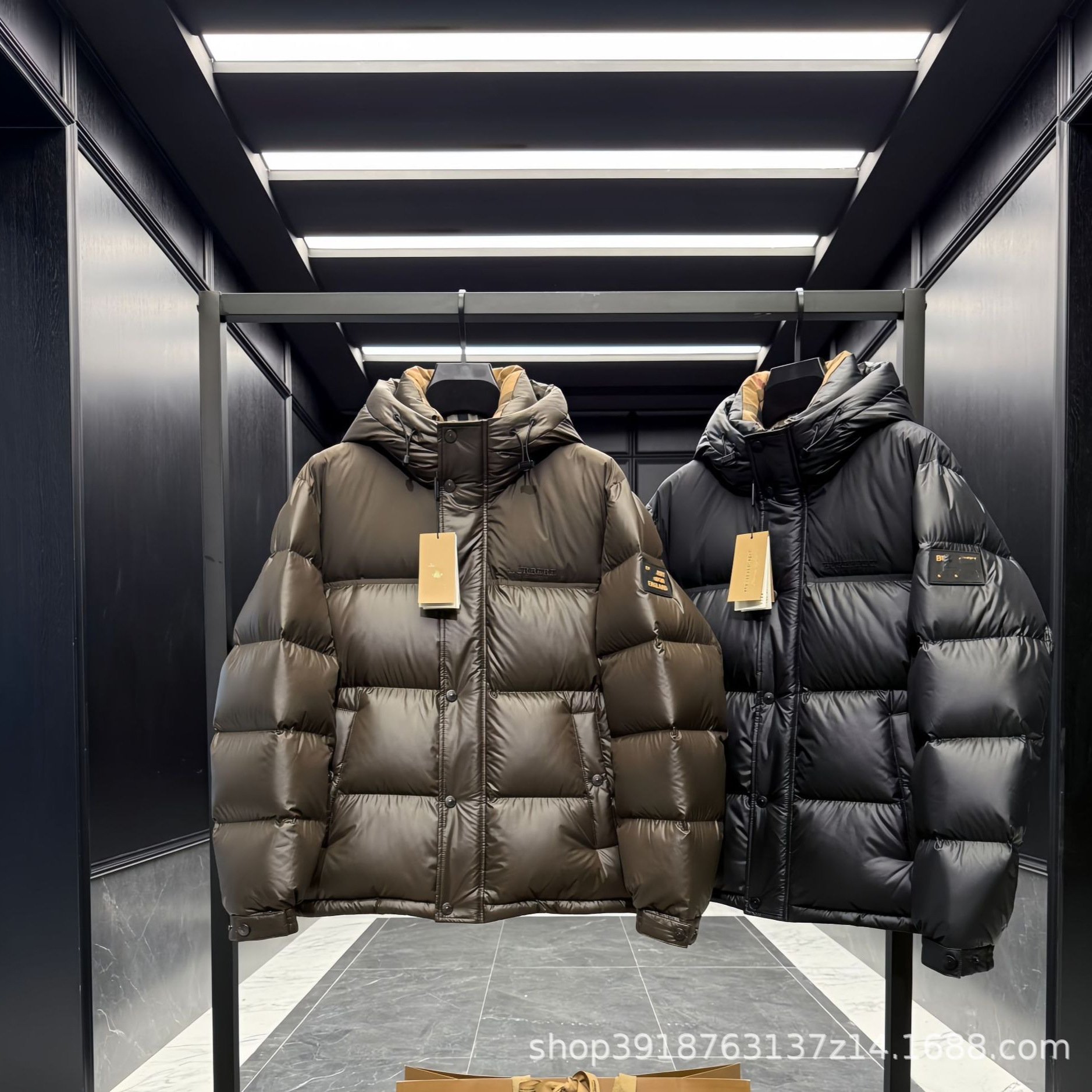 高版本巴家字母徽标连帽羽绒服 男女冬季时尚休闲格子 夹克羽绒服