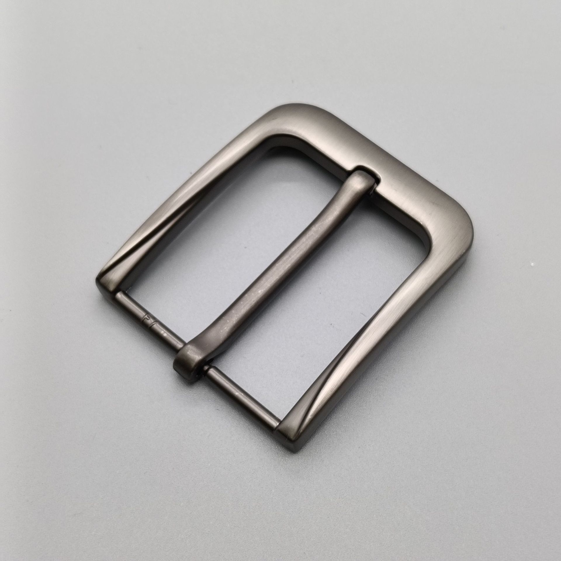 Comercio exterior al por mayor cinturón de aleación para hombres de alta gama hebilla 4.0 cinturón hebilla tipo aguja pistola de cuero dibujo negro