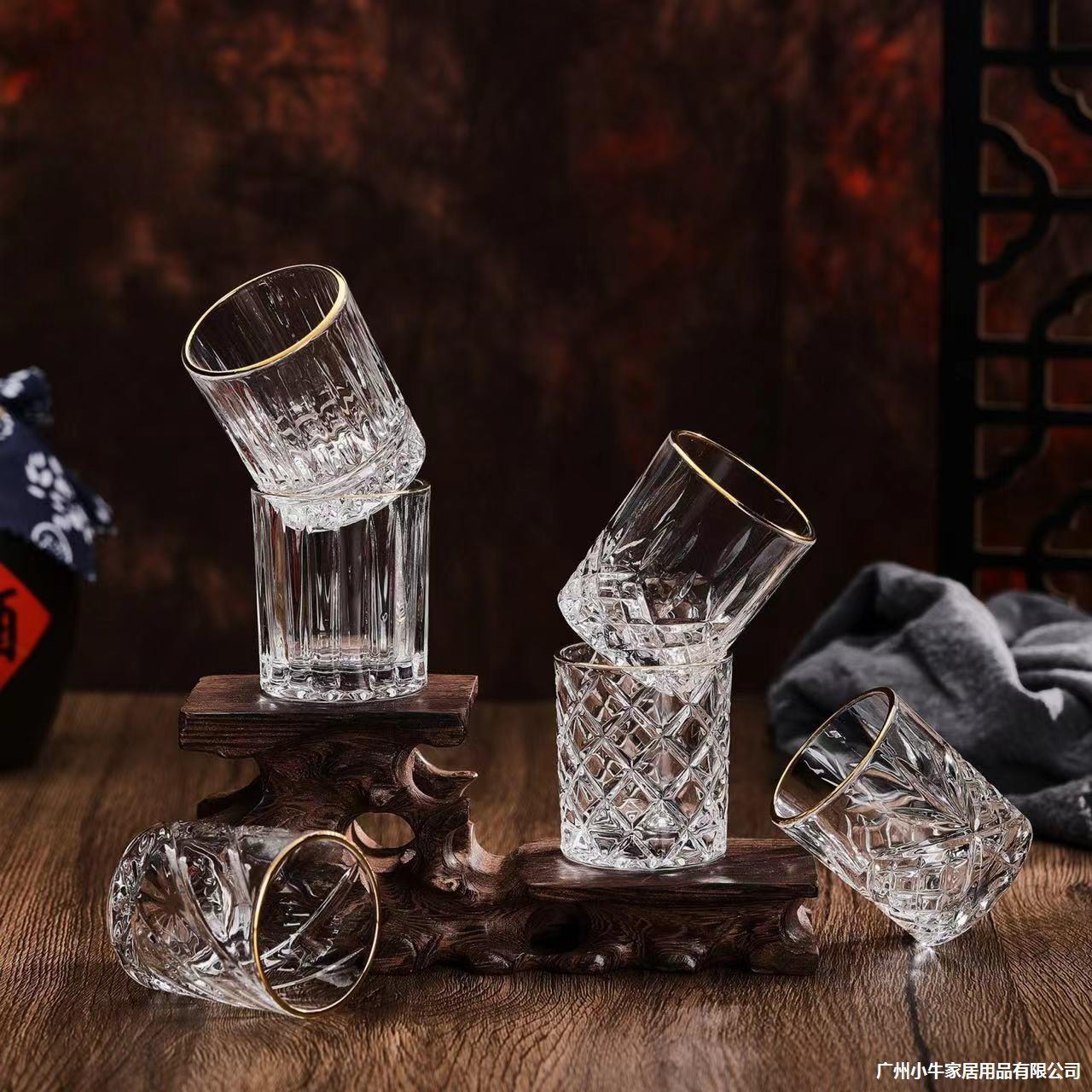 Vaso de vino grabado con patrón de diamante Vaso de vidrio Vaso de vino Vaso de sake Vaso de vino blanco Vaso de un bocado Vaso de vino pequeño 70ml al por mayor