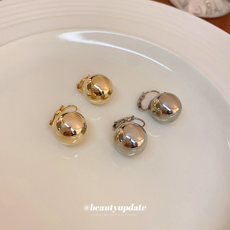 Corea del Sur Dongdaemun diseño de moda sentido oreja hebilla pendientes de estilo frío para las mujeres Pendientes de gancho de oreja de grano redondo de metal simple