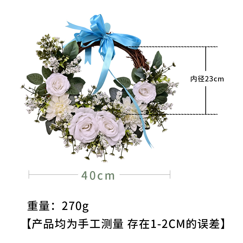 Arco blanco con guirlandas de hojas verdes