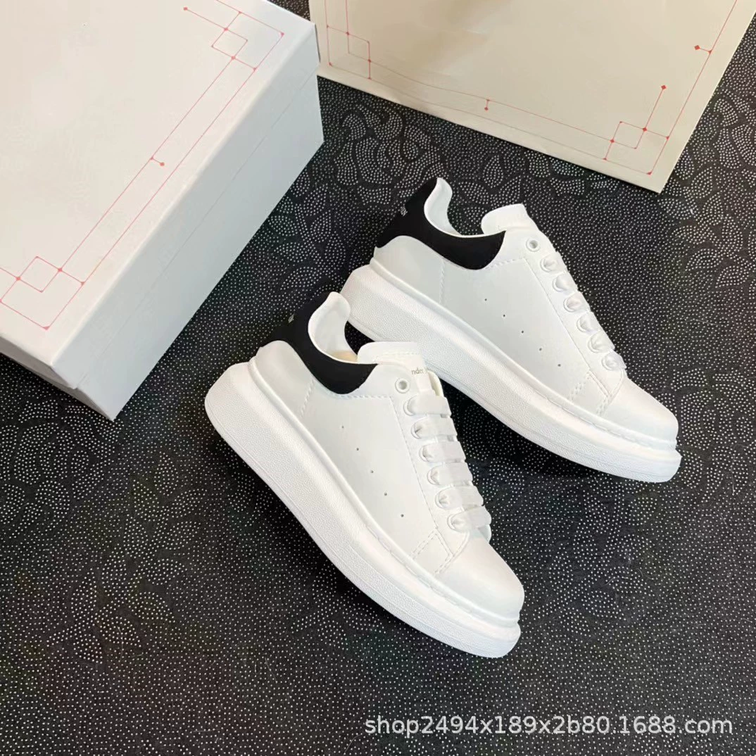 Маккуин Маленькие белые туфли Классический 2025 Весенний кожаный вариант Повседневные туфли с толстой подошвой для пар большого размера папы