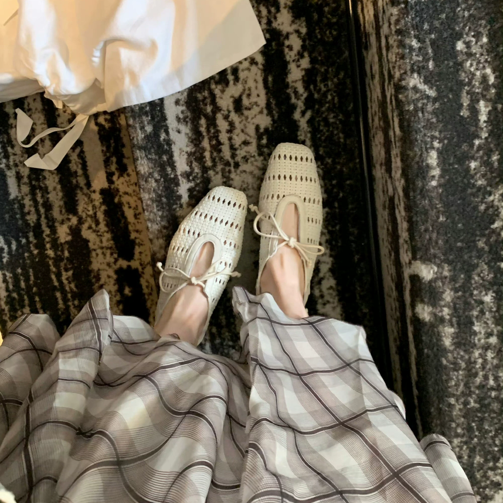 Версия из овчины ~ сандалии с вырезанным ремешком из натуральной кожи для женщин, летние маленькие сандалии с сеткой в ​​одну линию, сандалии