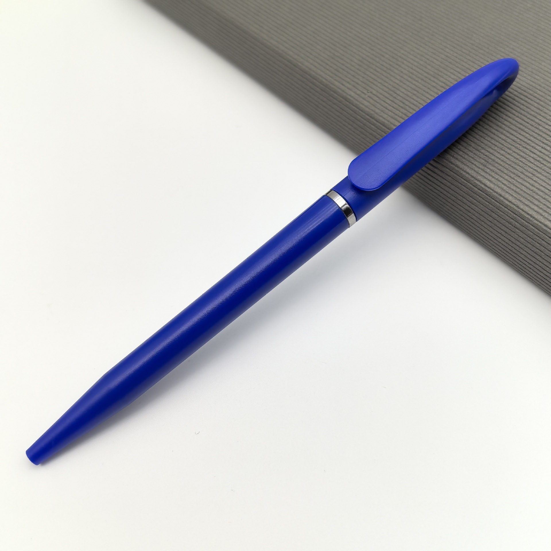 Mayorista colorido forma torsión pequeña pluma de bolas cisne creativa gancho de águila regalos impresión de bolígrafo logo hotel pluma