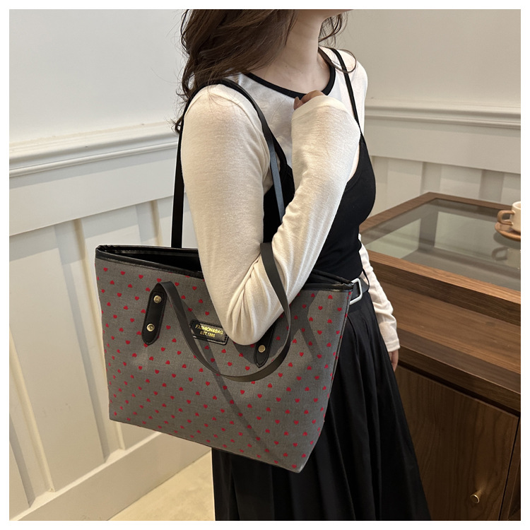 The 2024 new Korean-style tote bag with a college style is stylish, elegant and beautiful. It is a large-capacity single-shoulder and underarm commuter handbag undefined