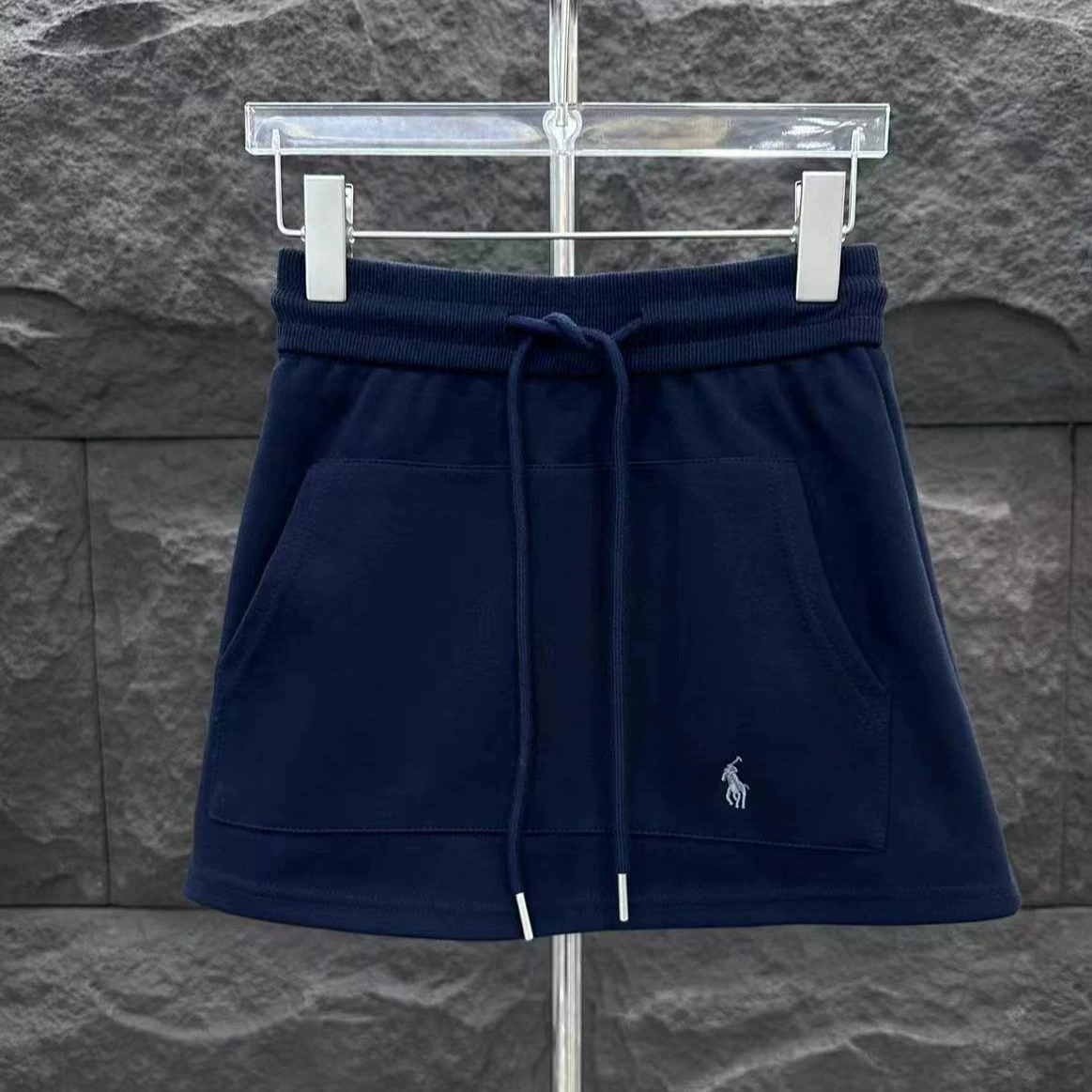 Little Black Horse для похудения Интернет-знаменитости Повседневная юбка Легкая роскошная трапециевидная форма с высокой талией на подкладке Универсальная короткая юбка с защитой от воздействия Темно-синий.