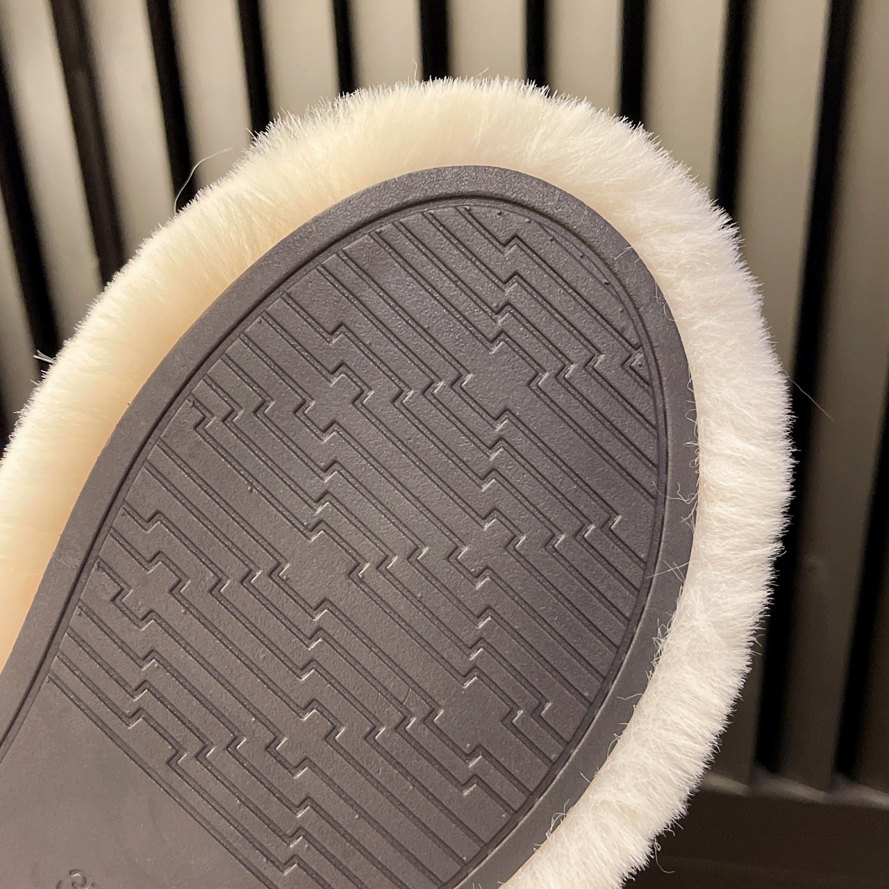 Pelzige Hausschuhe für Damenoberbekleidung, modische große Hausschuhe aus Baumwolle mit dicken Sohlen und warmer Innensohle, beliebter Großhandel im Außenhandel_voghion.com