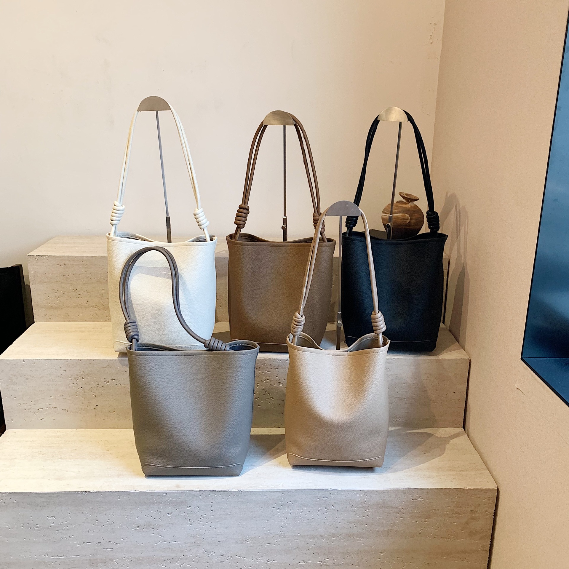 Einfache trendige große Kapazität Eimer 2024 neue Pendler Mutter und Kind modische Textur Frauen einzelne Schulter_voghion.com