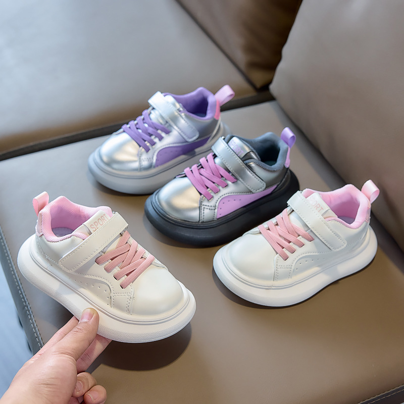 Zapatos de niñas 2026 primavera nuevos zapatos deportivos para niños cómodos versátiles marca de tendencia chicas velcro zapatos al por mayor en stock image 1
