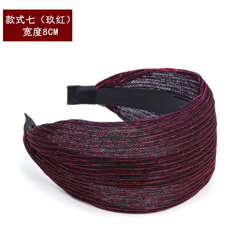 韓国の白髪を遮って、歯のカチューシャの髪をします。