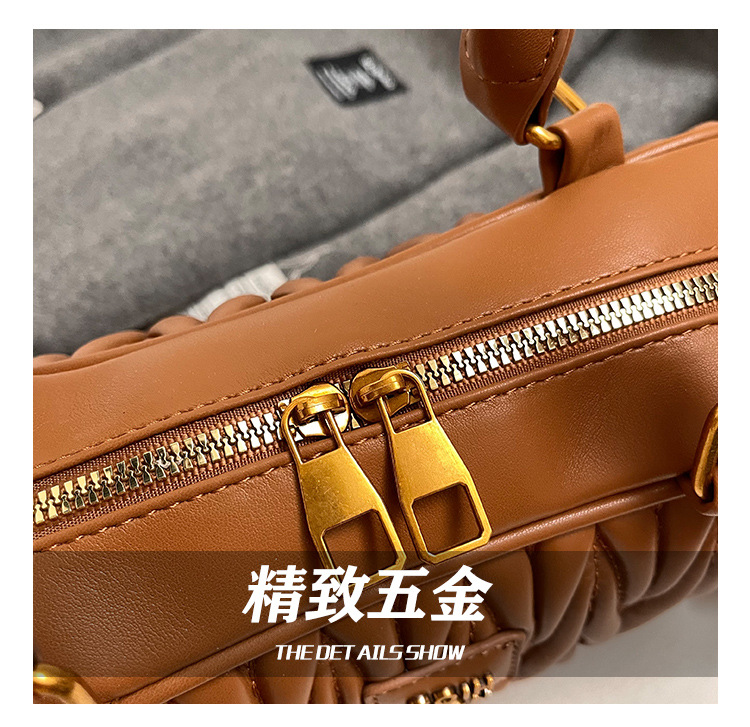 Retro bag for women, large capacity, new 2024 autumn and winter versatile, niche design, single-shoulder underarm bag, commuting pillow bag Application Scenario