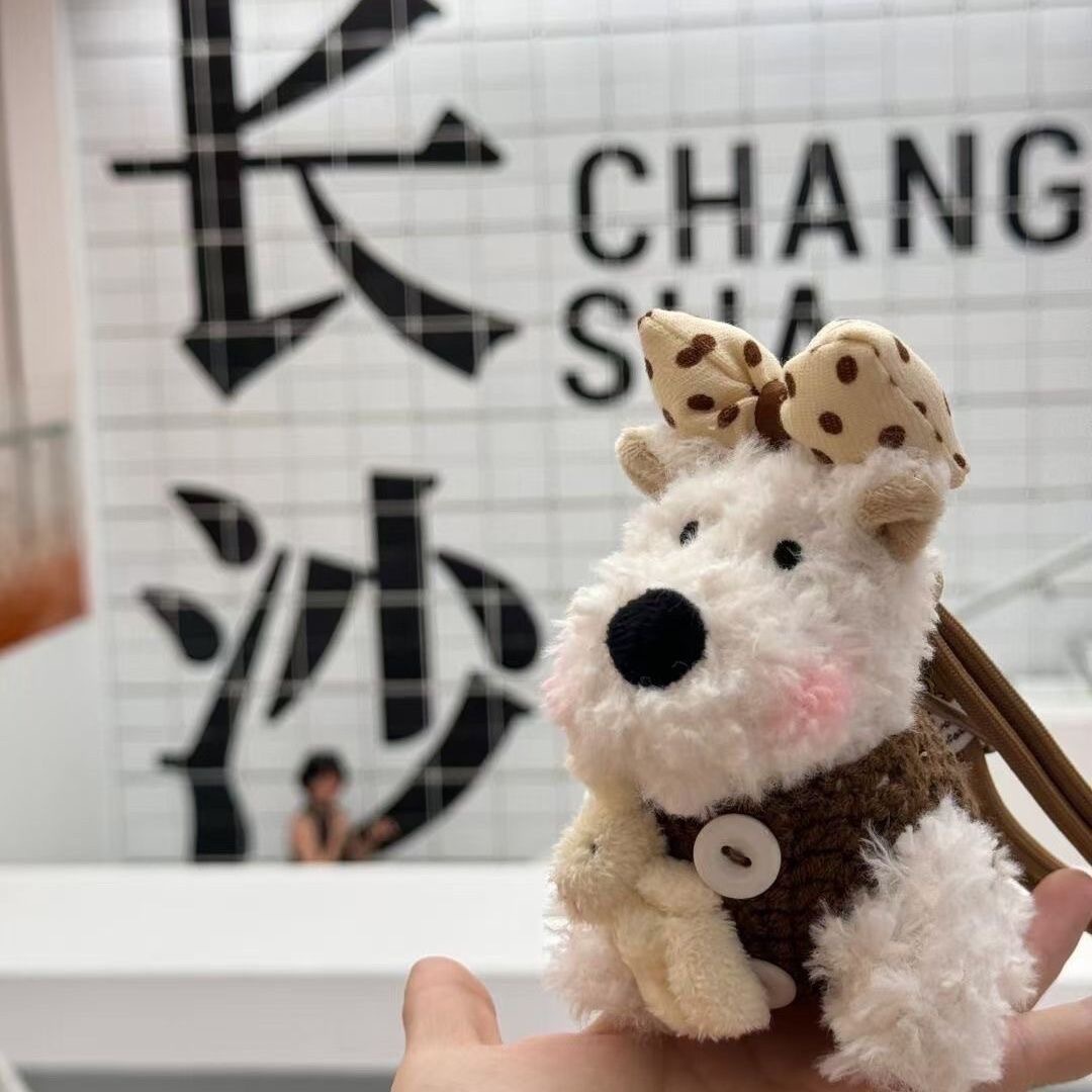 갈색 토끼를 안고 있는 웨스트 하이랜드