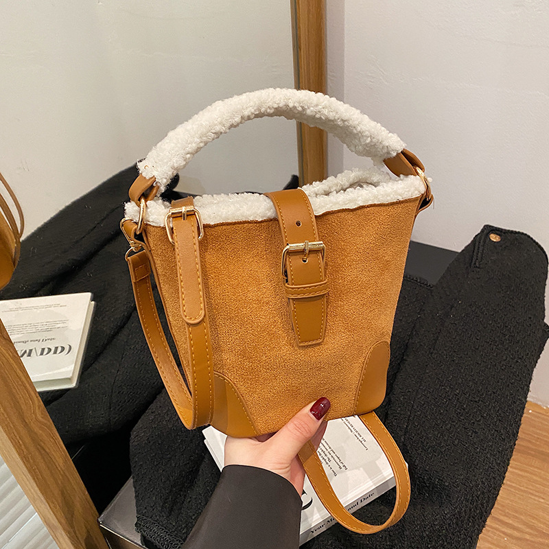 Coreano nicho bolso de cubo de mano mujer 2025 primavera nueva moda retro bolso de hombro bolso de peluche empalmado mochila