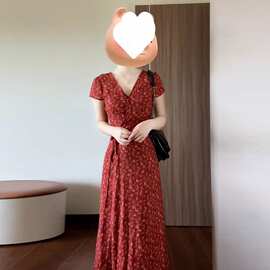 法式气质红色V领碎花连衣裙子女夏季高级感超火别致独小众长裙