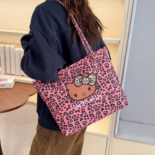 Ұ�Fͬ��Kitty؈���ذ�2026�¿������Ůʿ�μ��ُ�������