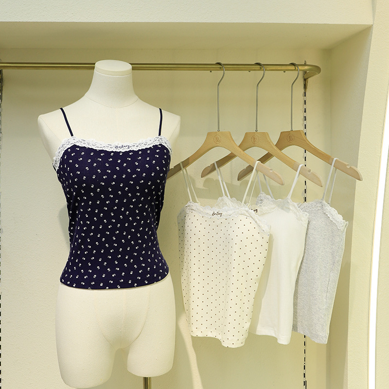 Spring and Summer Sweet and Alluring Breathable Perforated Camisole with Bm Style, Made of Lyocell Cotton, with Built-In Bra Pads, Can Be Worn as an Inner Layer or Outerwear Spring and Summer Sweet and Alluring Breathable Perforated Camisole with Bm Style, Made of Lyocell Cotton, with Built-In Bra Pads, Can Be Worn as an Inner Layer or Outerwear