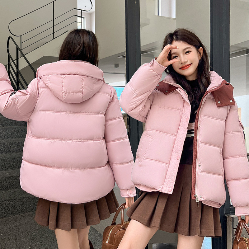 Capa de algodón de pluma corta para mujeres 2024 invierno nueva moda coreana con capuchón de algodón para mujeres color de contraste grueso abrigo cálido