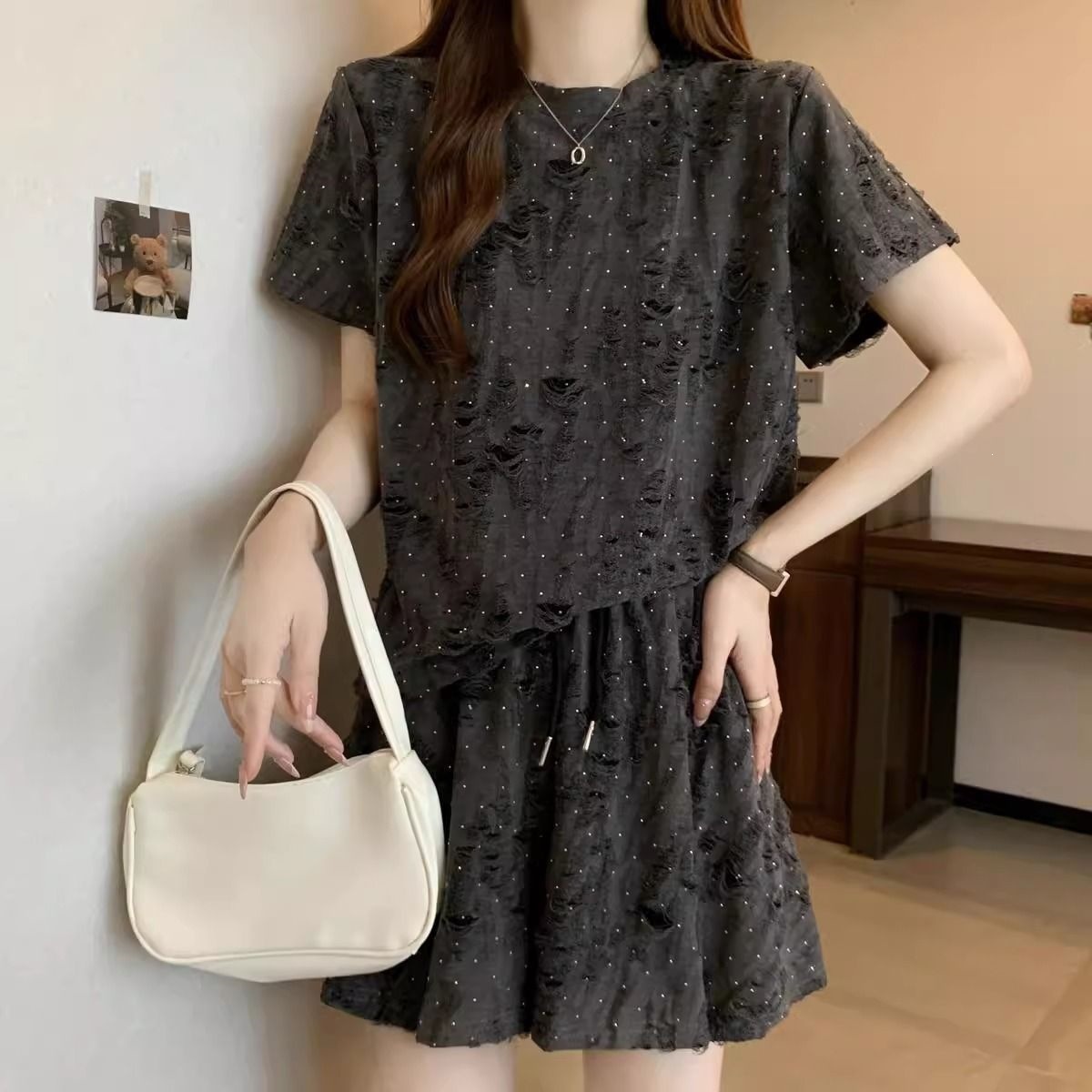 Bộ mặc nhà nữ tay ngắn quần short rộng, phá lỗ đính đá, form rộng thoáng mát — Bộ đồ màu xám đậm (áo+quần), Trang phục màu hạnh (áo+quần) chi tiết 20