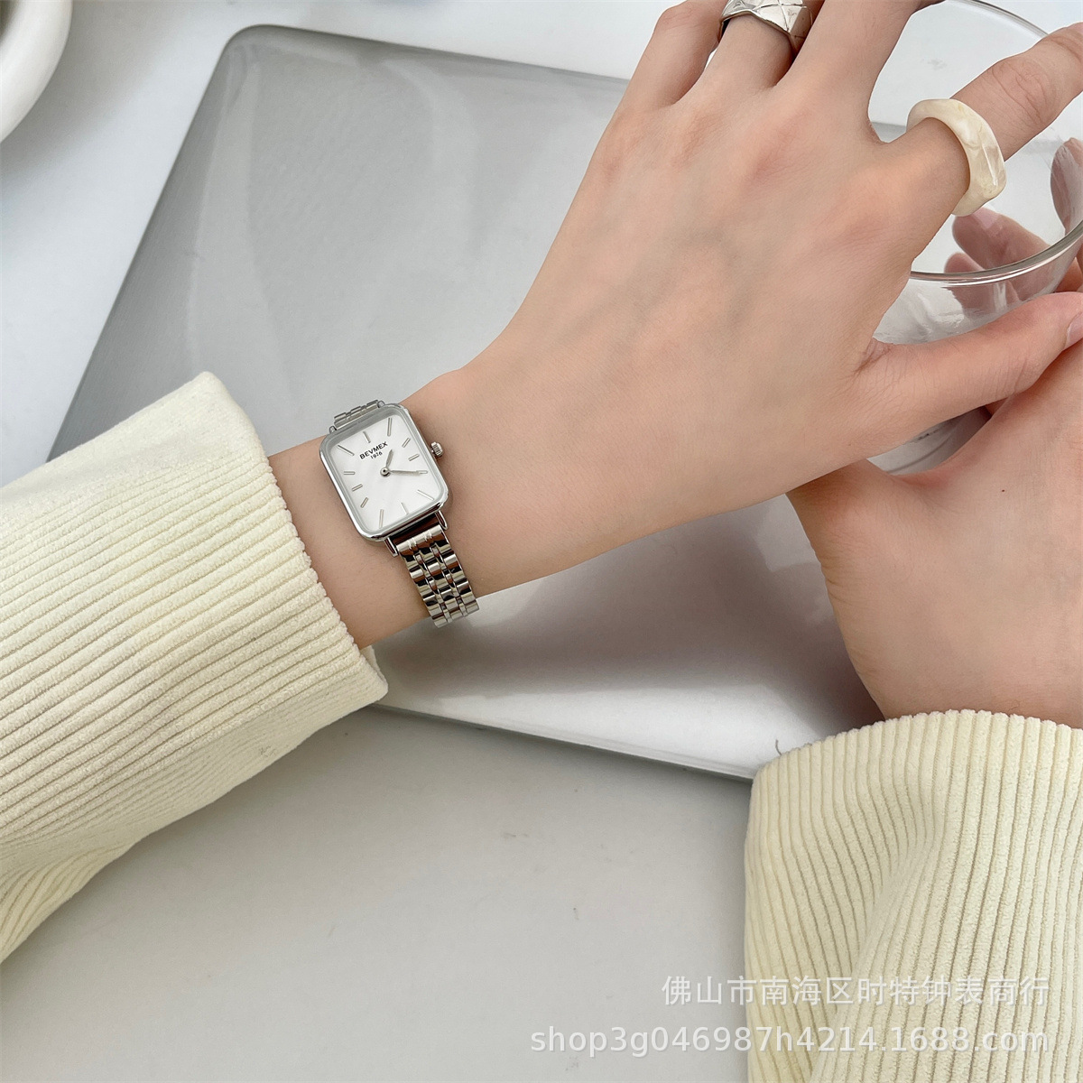 2023 Luz de lujo retro nicho serie retro pequeño reloj cuadrado cuarzo correa de acero reloj mujer simple reloj de mujer de alto grado