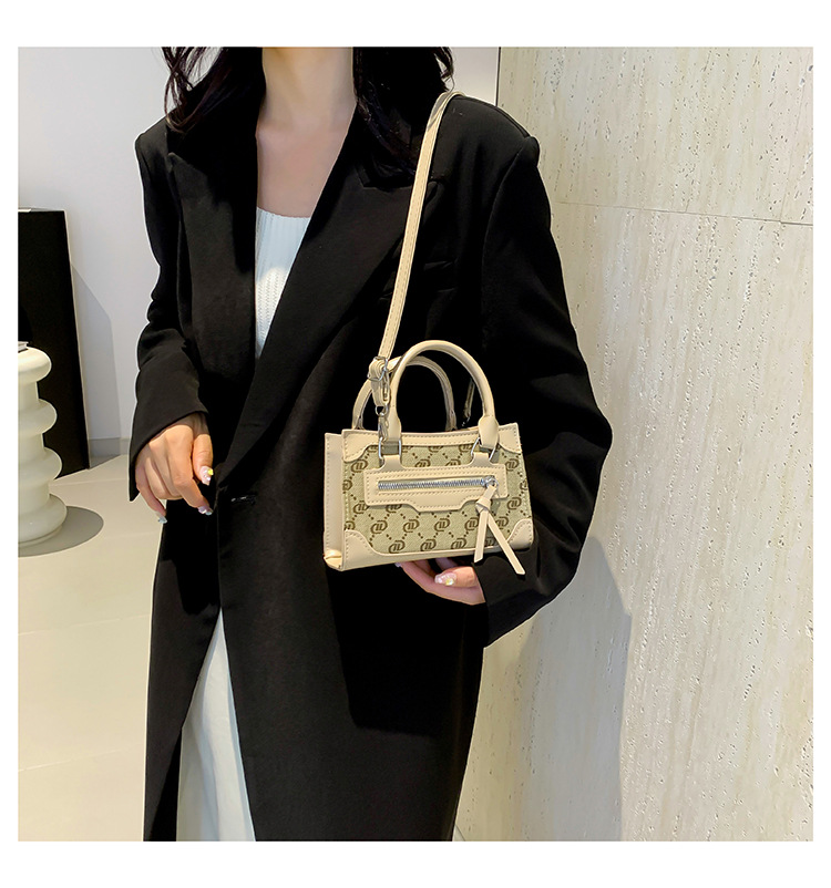 This stylish single-shoulder handbag, with a simple and casual texture, is a new Korean style crossbody small square bag for women in the autumn of 2024 undefined