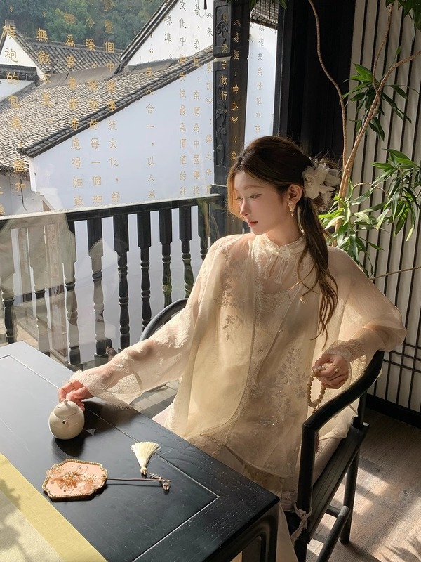 NMIOK 白色国风蕾丝拼接旗袍连衣裙刺绣披肩女早秋气质穿搭裙套装|undefined