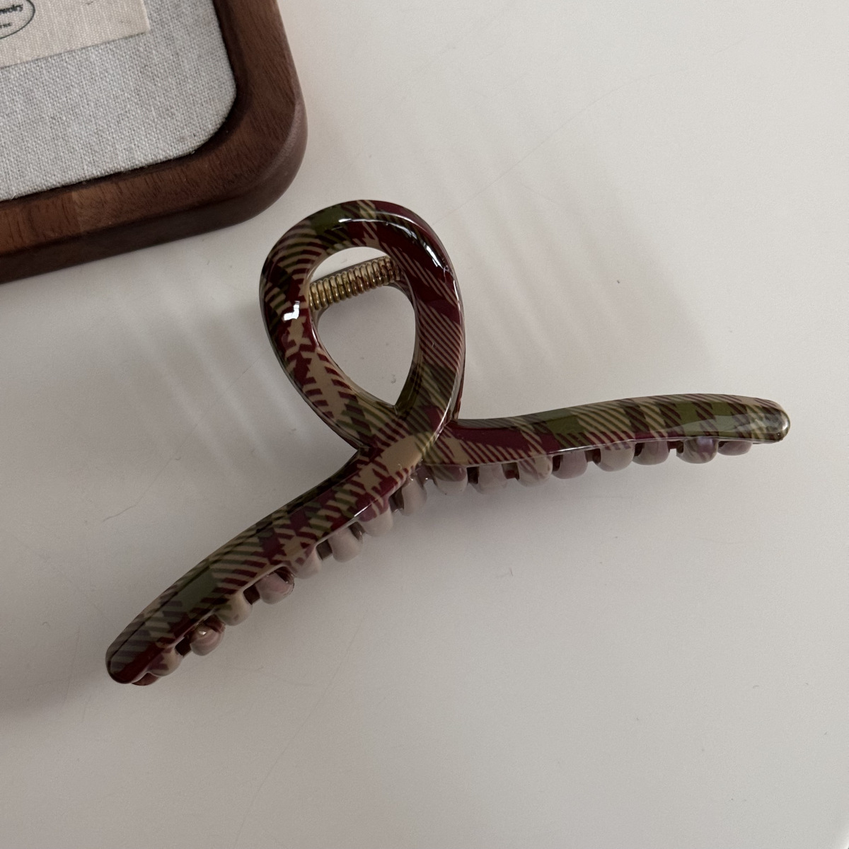 밝은 빨간색과 녹색 체크 무늬 옷걸이