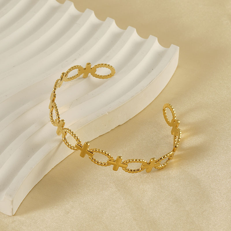 2023 nuevo transfronterizo europeo y americano pulsera nicho luz lujo diseño abierto oro hueco Cruz pulsera de acero inoxidable
