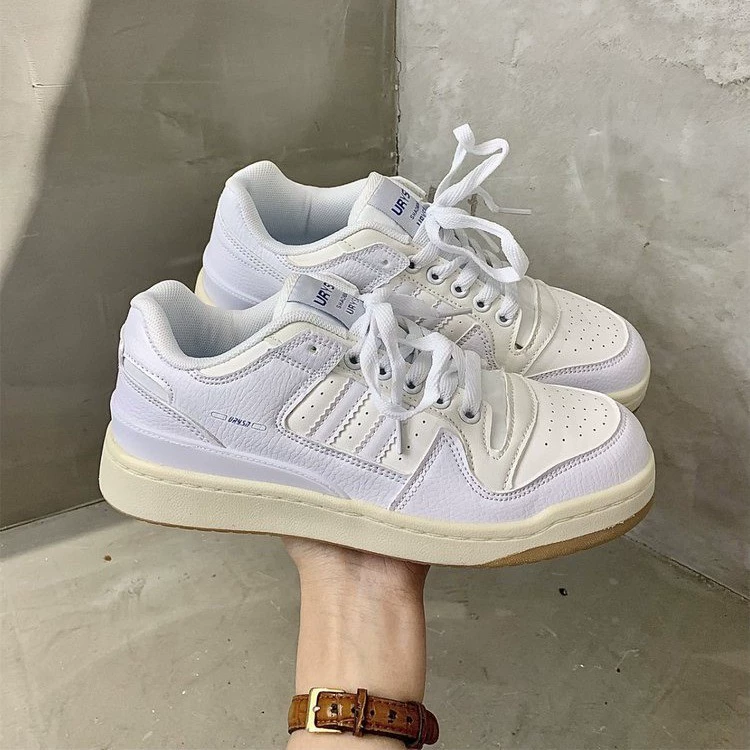 Мужские кроссовки в гонконгском стиле, модные и универсальные парные кеды, новинка весны 2024 года, спортивные повседневные белые кроссовки на шнуровке для женщин.