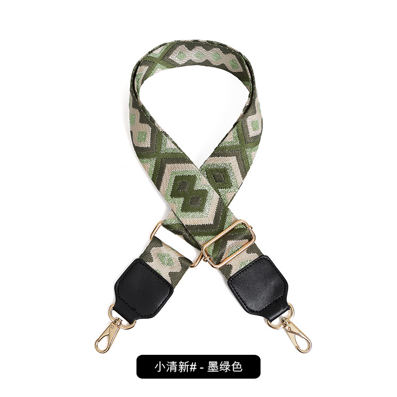 작은 신선한 짙은 녹색